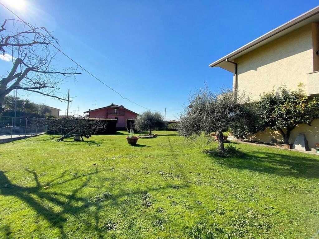 1640-Villa libera su quattro lati con giardino-Pietrasanta-5 Agenzia Immobiliare ASIP