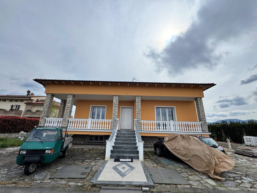 1650-Villa di ampia superficie con giardino-Altopascio-2 Agenzia Immobiliare ASIP