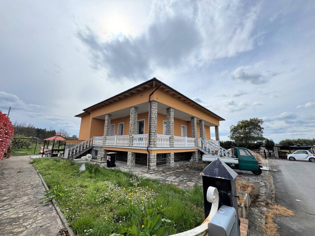 1650-Villa di ampia superficie con giardino-Altopascio-1 Agenzia Immobiliare ASIP