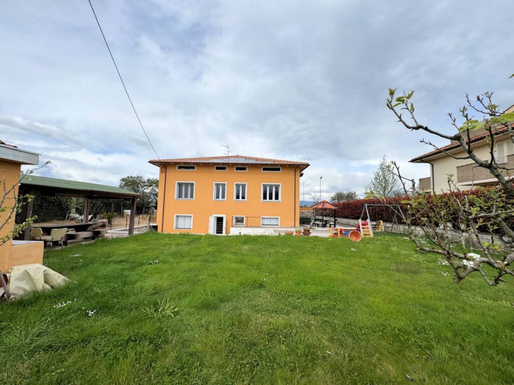 1650-Villa di ampia superficie con giardino-Altopascio-3 Agenzia Immobiliare ASIP