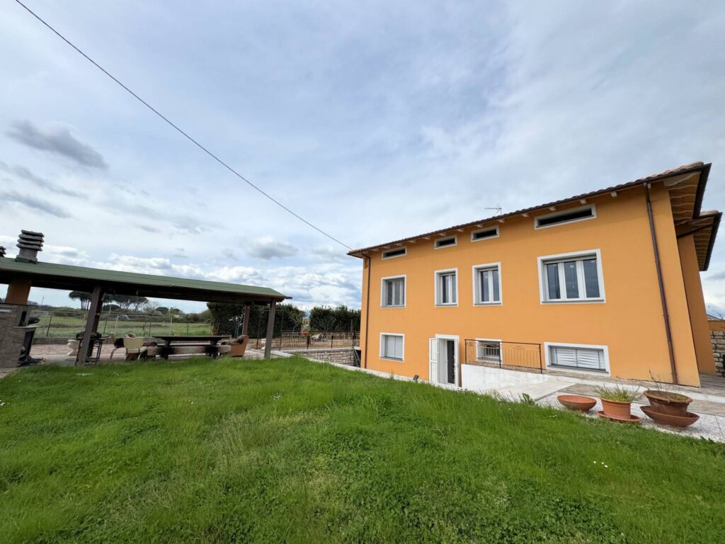 1650-Villa di ampia superficie con giardino-Altopascio-4 Agenzia Immobiliare ASIP