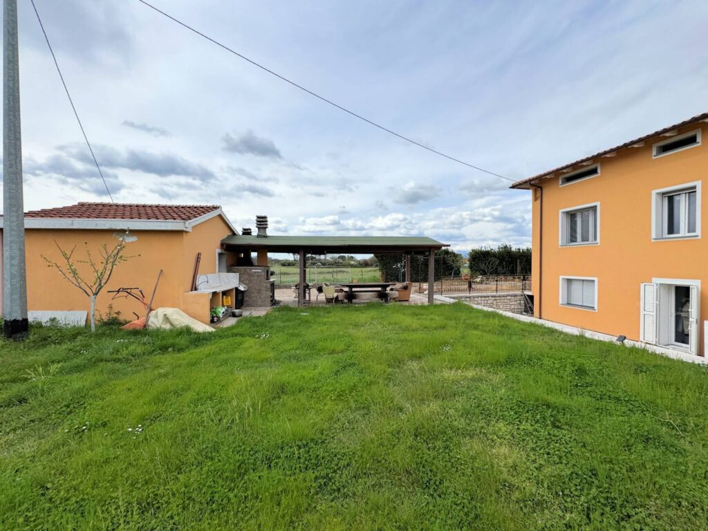 1650-Villa di ampia superficie con giardino-Altopascio-5 Agenzia Immobiliare ASIP