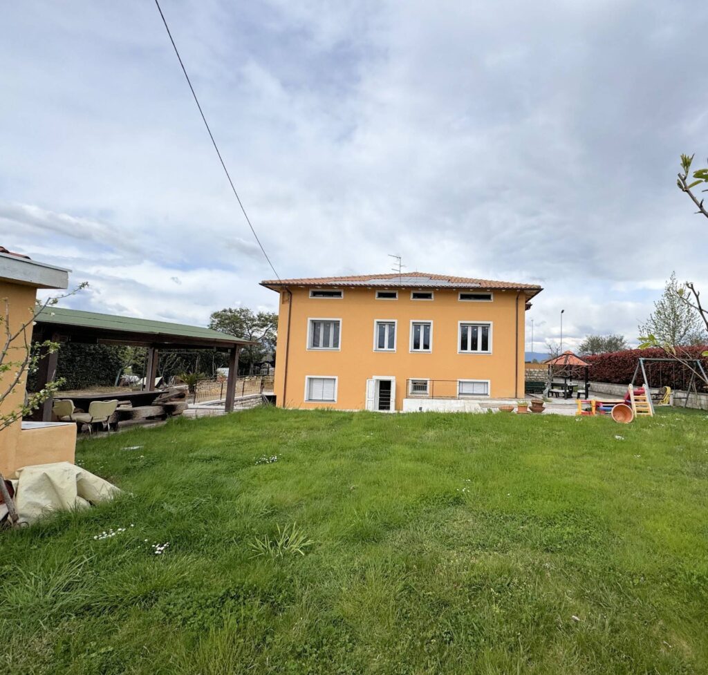 1650-Villa di ampia superficie con giardino-Altopascio-6 Agenzia Immobiliare ASIP