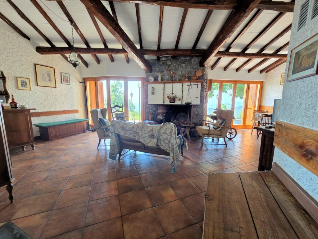 1652-Villetta libera su quattro lati recentemente ristrutturata con ampio giardino piscina e suggestiva vista panoramica-Marliana-29 Agenzia Immobiliare ASIP