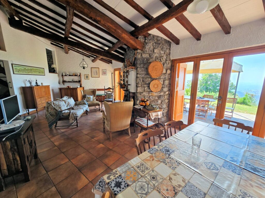 1652-Villetta libera su quattro lati recentemente ristrutturata con ampio giardino piscina e suggestiva vista panoramica-Marliana-28 Agenzia Immobiliare ASIP