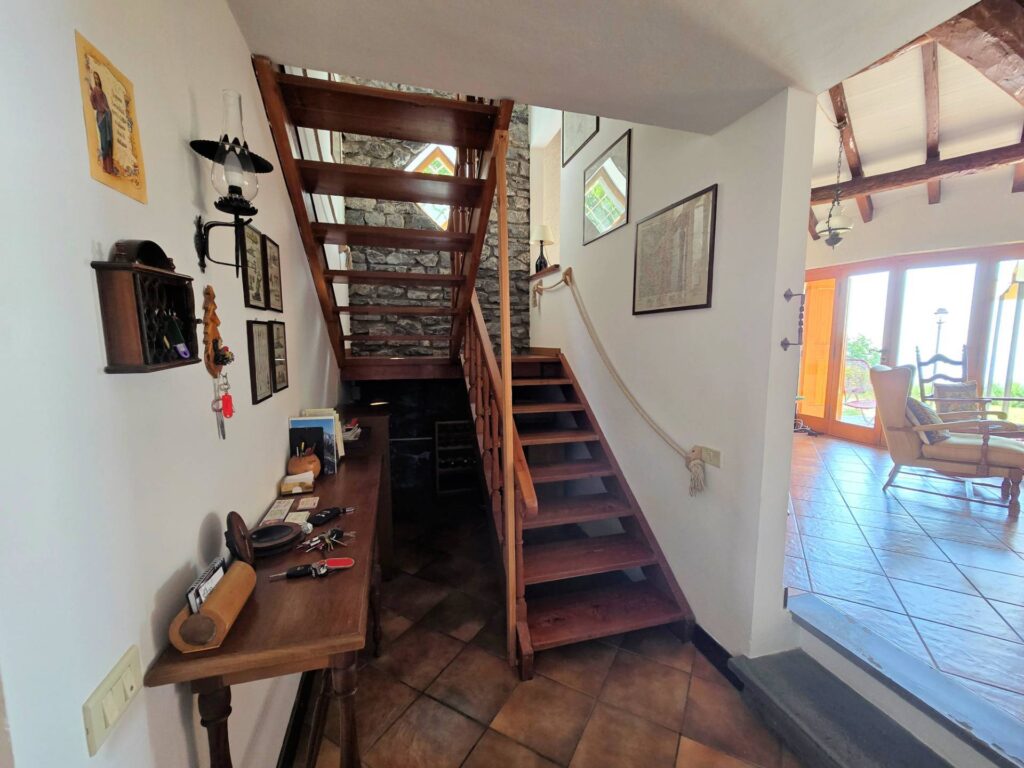 1652-Villetta libera su quattro lati recentemente ristrutturata con ampio giardino piscina e suggestiva vista panoramica-Marliana-33 Agenzia Immobiliare ASIP