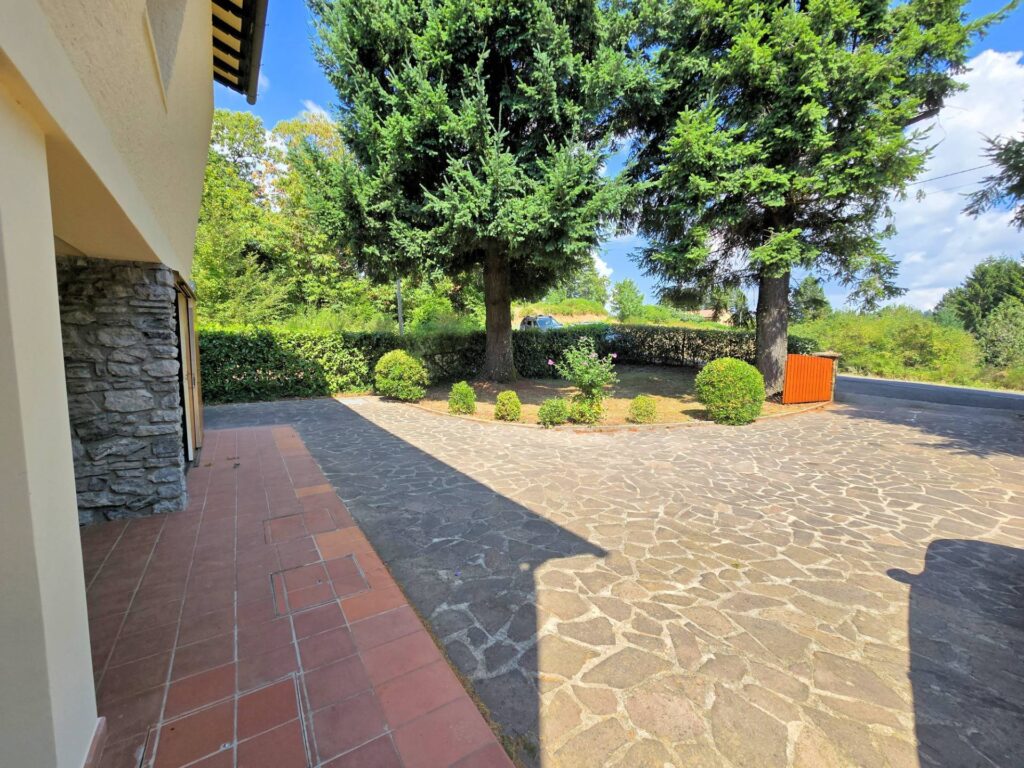 1652-Villetta libera su quattro lati recentemente ristrutturata con ampio giardino piscina e suggestiva vista panoramica-Marliana-21 Agenzia Immobiliare ASIP