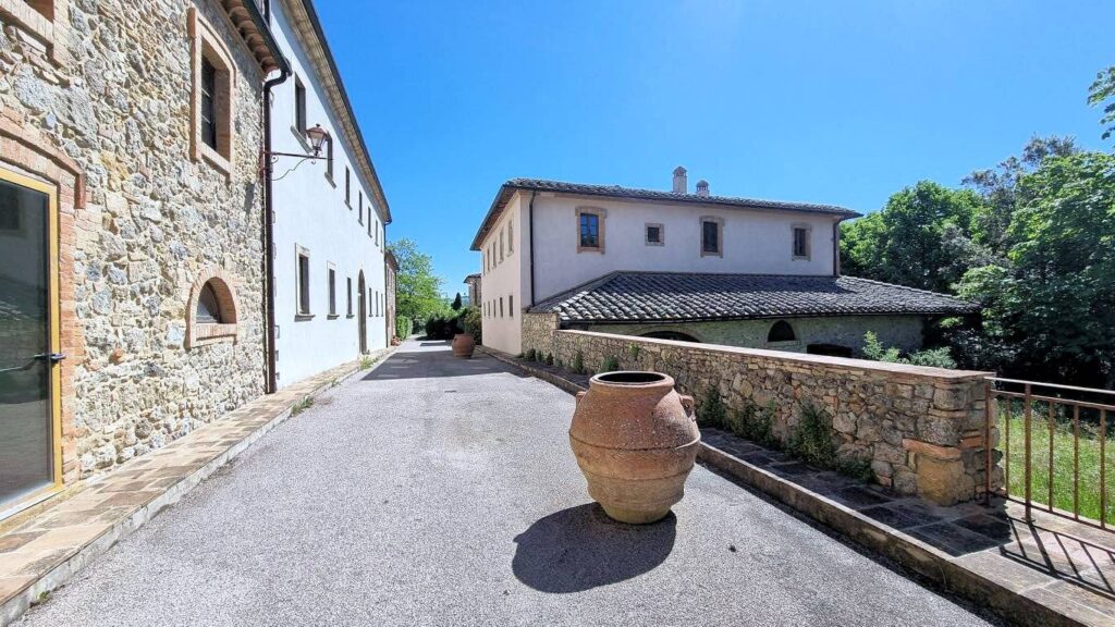 1668-Bellissimo appartamento al piano primo con giardino privato in un borgo completamente ristrutturato con ampia piscina-Volterra-7 Agenzia Immobiliare ASIP