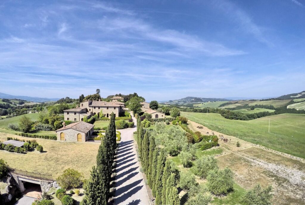 1668-Bellissimo appartamento al piano primo con giardino privato in un borgo completamente ristrutturato con ampia piscina-Volterra-2 Agenzia Immobiliare ASIP