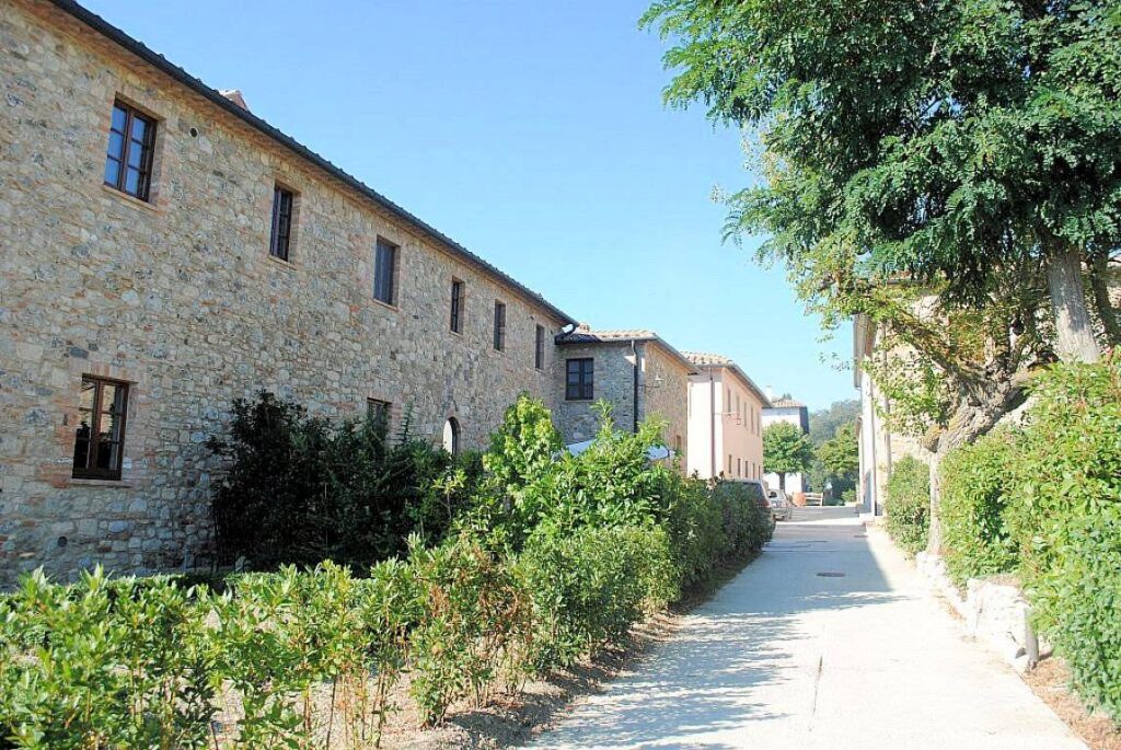 1668-Bellissimo appartamento al piano primo con giardino privato in un borgo completamente ristrutturato con ampia piscina-Volterra-12 Agenzia Immobiliare ASIP