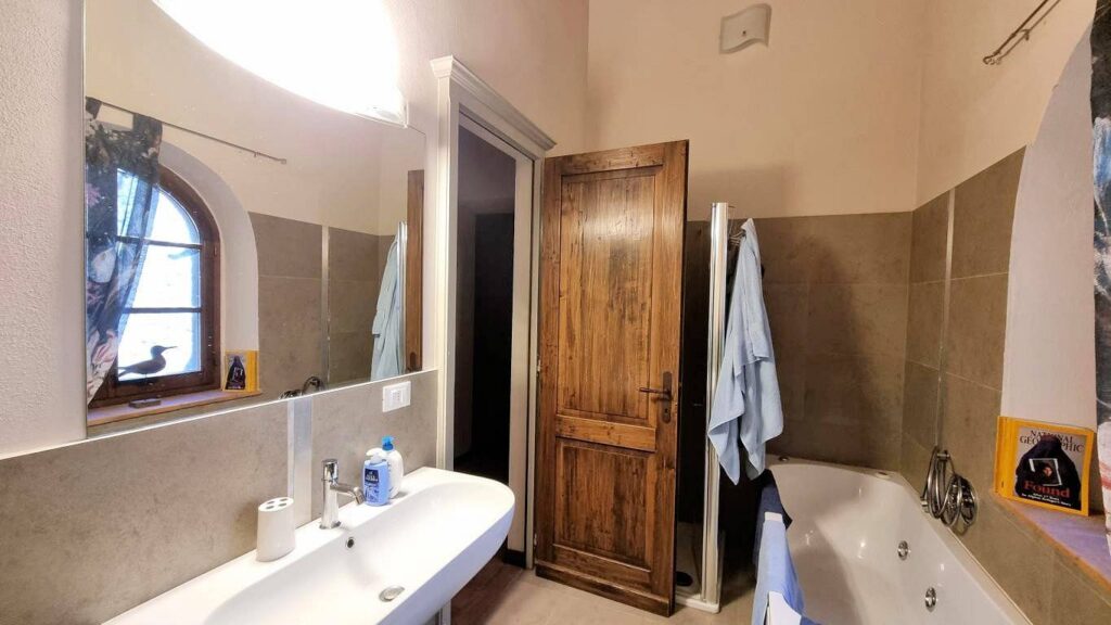 1668-Bellissimo appartamento al piano primo con giardino privato in un borgo completamente ristrutturato con ampia piscina-Volterra-25 Agenzia Immobiliare ASIP