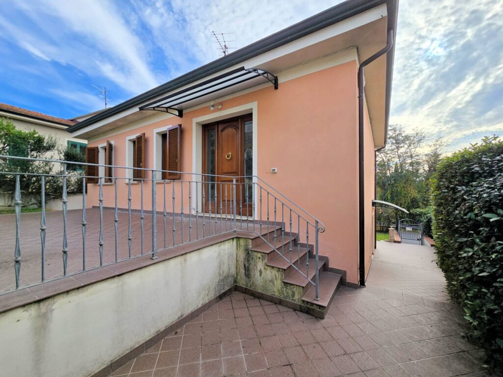 1669-Villetta libera su quattro lati con giardino-Montopoli in Val d'Arno-2 Agenzia Immobiliare ASIP