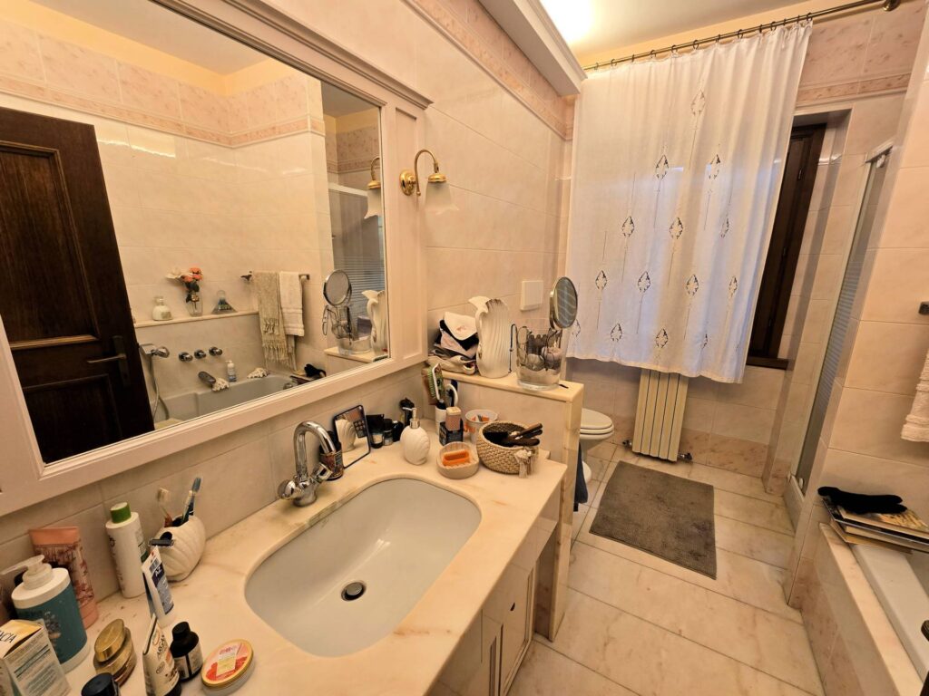 1689-Villa di ampia superficie divisa in due appartamenti con annessi giardino e piscina-Pistoia-39 Agenzia Immobiliare ASIP