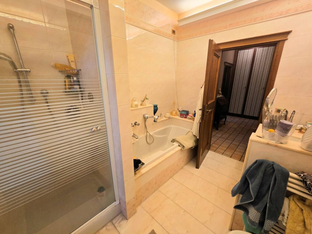 1689-Villa di ampia superficie divisa in due appartamenti con annessi giardino e piscina-Pistoia-42 Agenzia Immobiliare ASIP