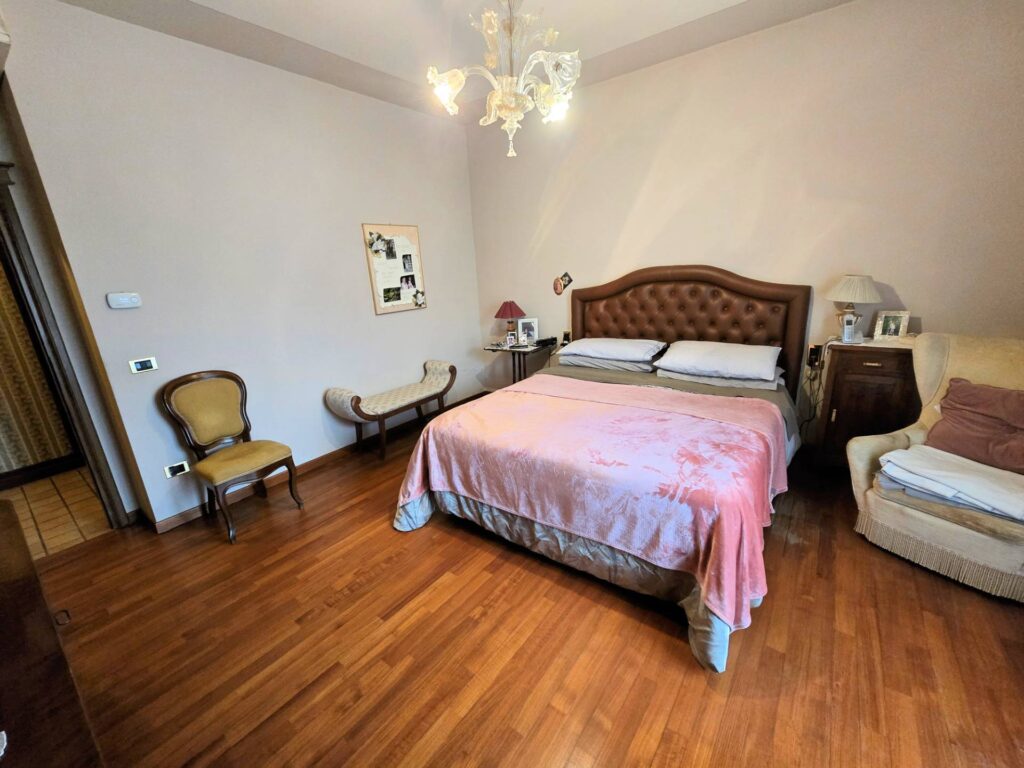 1689-Villa di ampia superficie divisa in due appartamenti con annessi giardino e piscina-Pistoia-33 Agenzia Immobiliare ASIP