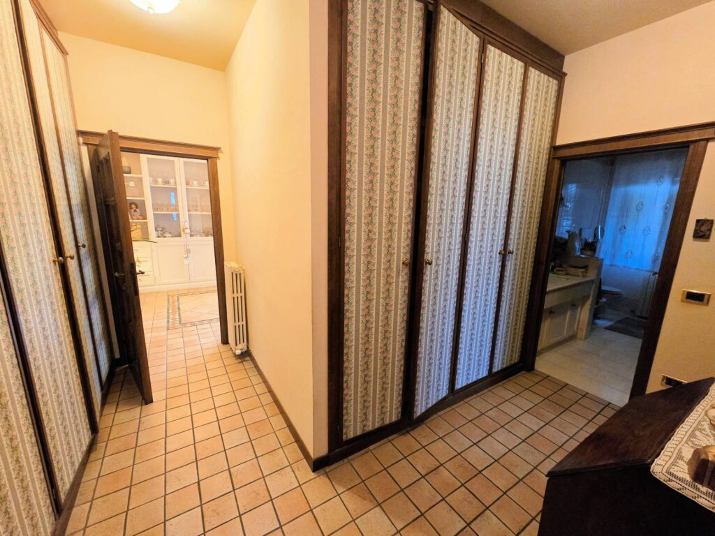 1689-Villa di ampia superficie divisa in due appartamenti con annessi giardino e piscina-Pistoia-34 Agenzia Immobiliare ASIP