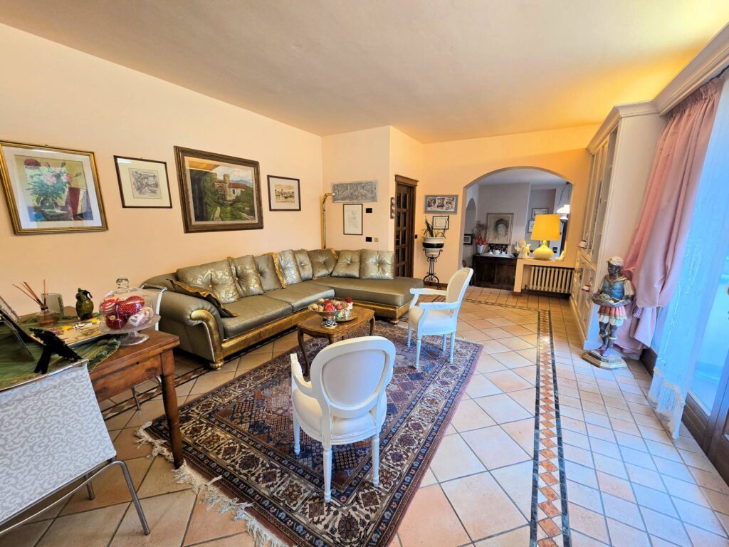 1689-Villa di ampia superficie divisa in due appartamenti con annessi giardino e piscina-Pistoia-14 Agenzia Immobiliare ASIP