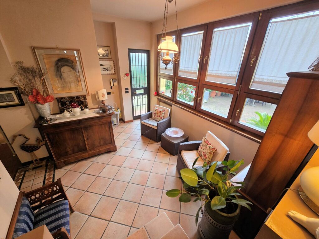 1689-Villa di ampia superficie divisa in due appartamenti con annessi giardino e piscina-Pistoia-17 Agenzia Immobiliare ASIP