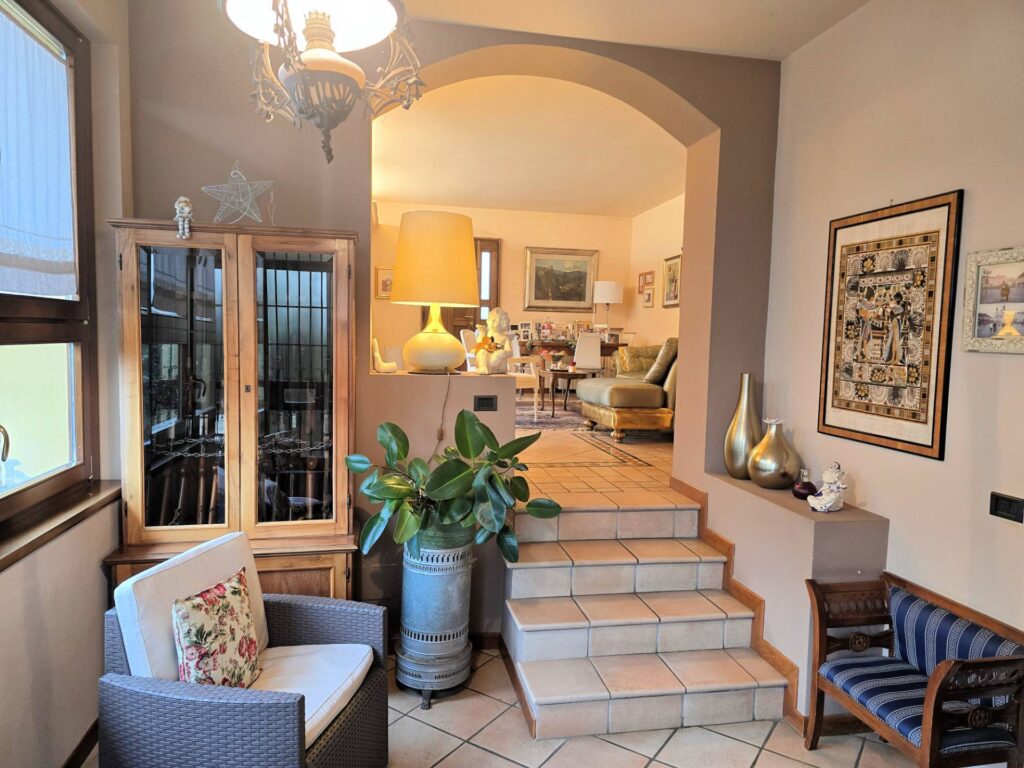 1689-Villa di ampia superficie divisa in due appartamenti con annessi giardino e piscina-Pistoia-16 Agenzia Immobiliare ASIP