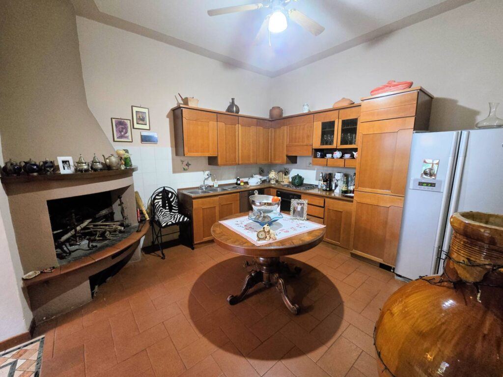 1689-Villa di ampia superficie divisa in due appartamenti con annessi giardino e piscina-Pistoia-26 Agenzia Immobiliare ASIP