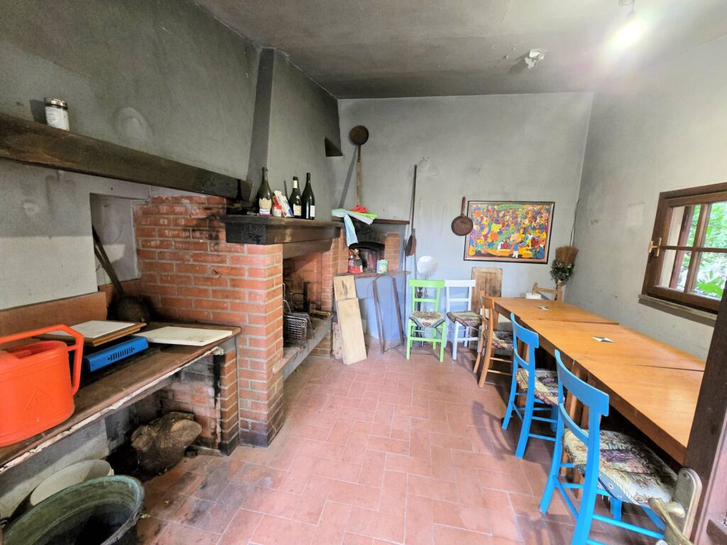 1689-Villa di ampia superficie divisa in due appartamenti con annessi giardino e piscina-Pistoia-36 Agenzia Immobiliare ASIP