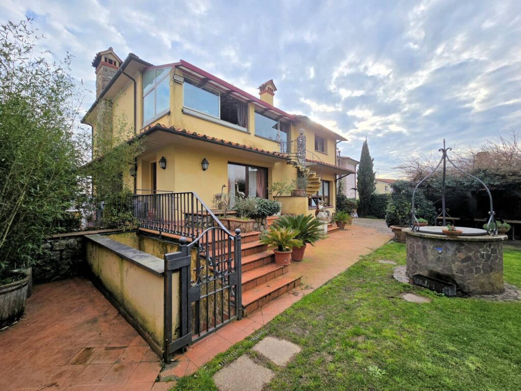 1689-Villa di ampia superficie divisa in due appartamenti con annessi giardino e piscina-Pistoia-6 Agenzia Immobiliare ASIP