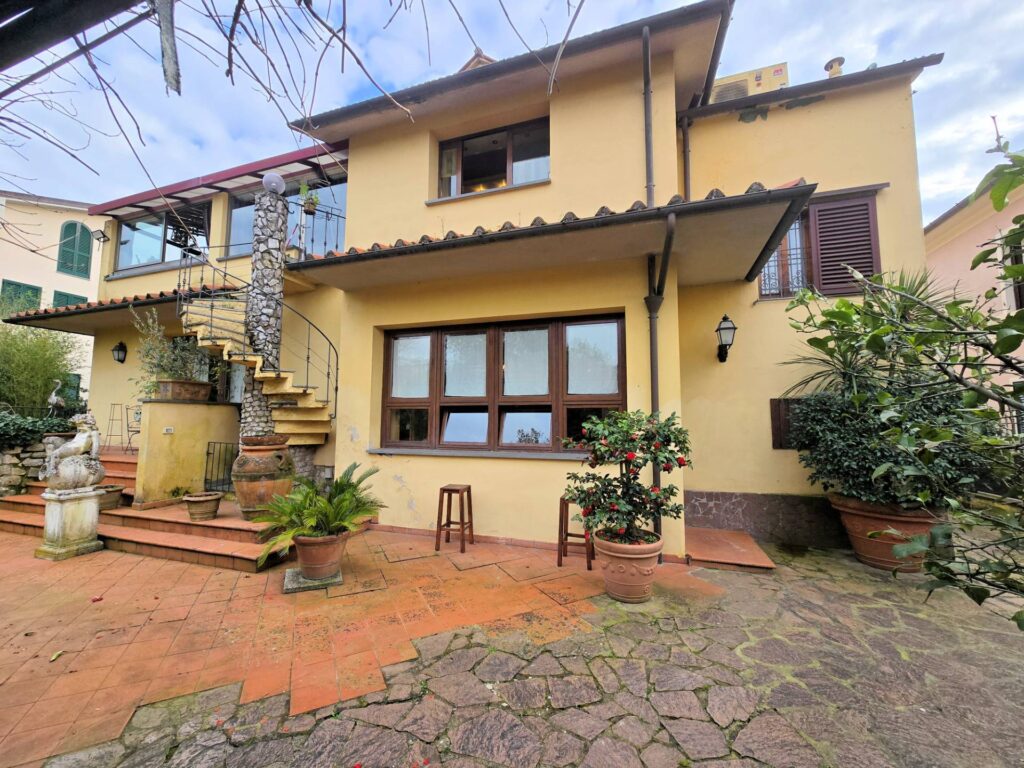 1689-Villa di ampia superficie divisa in due appartamenti con annessi giardino e piscina-Pistoia-4 Agenzia Immobiliare ASIP