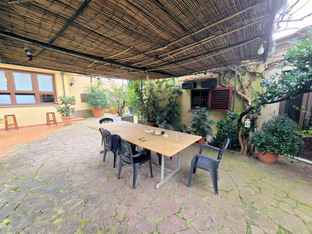 1689-Villa di ampia superficie divisa in due appartamenti con annessi giardino e piscina-Pistoia-10 Agenzia Immobiliare ASIP