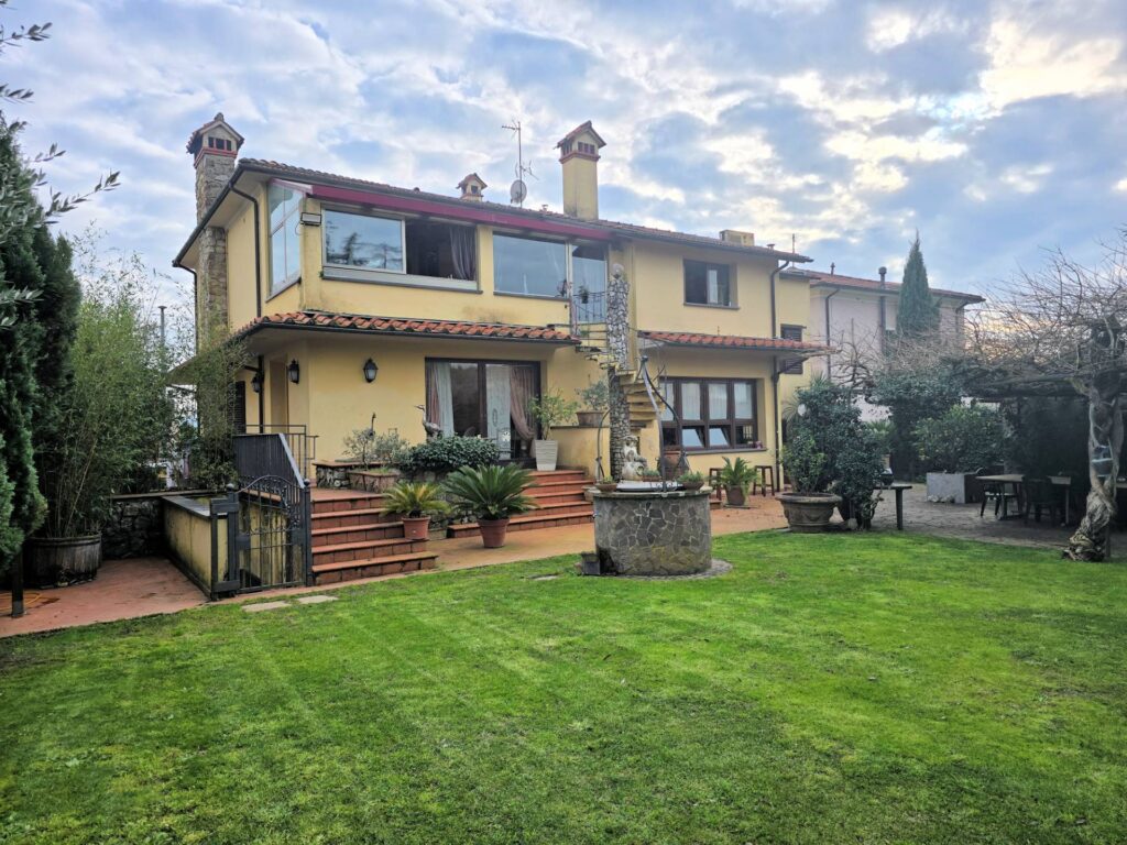 1689-Villa di ampia superficie divisa in due appartamenti con annessi giardino e piscina-Pistoia-2 Agenzia Immobiliare ASIP