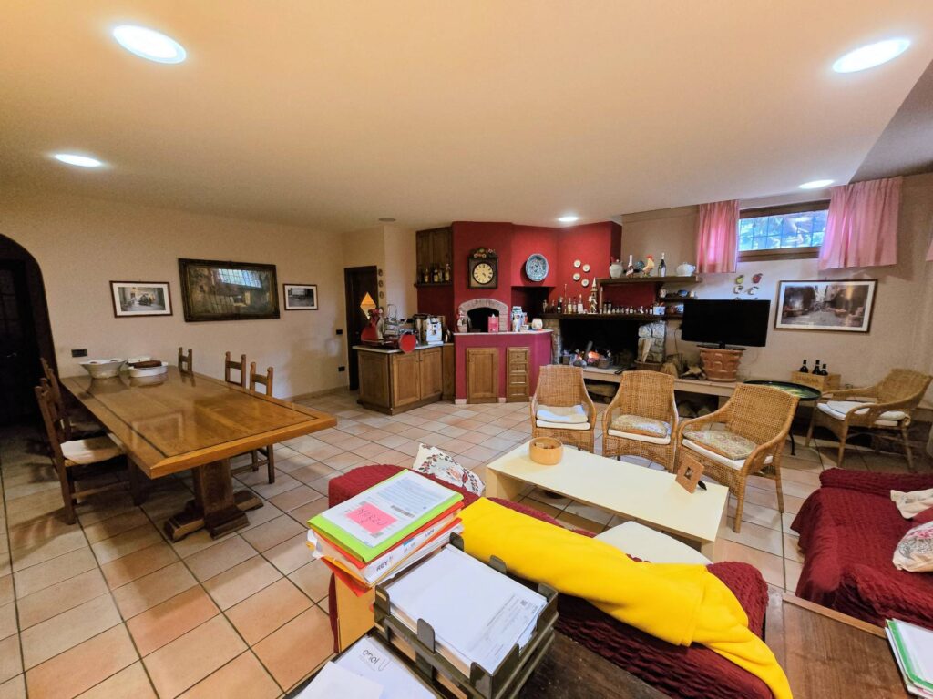 1689-Villa di ampia superficie divisa in due appartamenti con annessi giardino e piscina-Pistoia-28 Agenzia Immobiliare ASIP