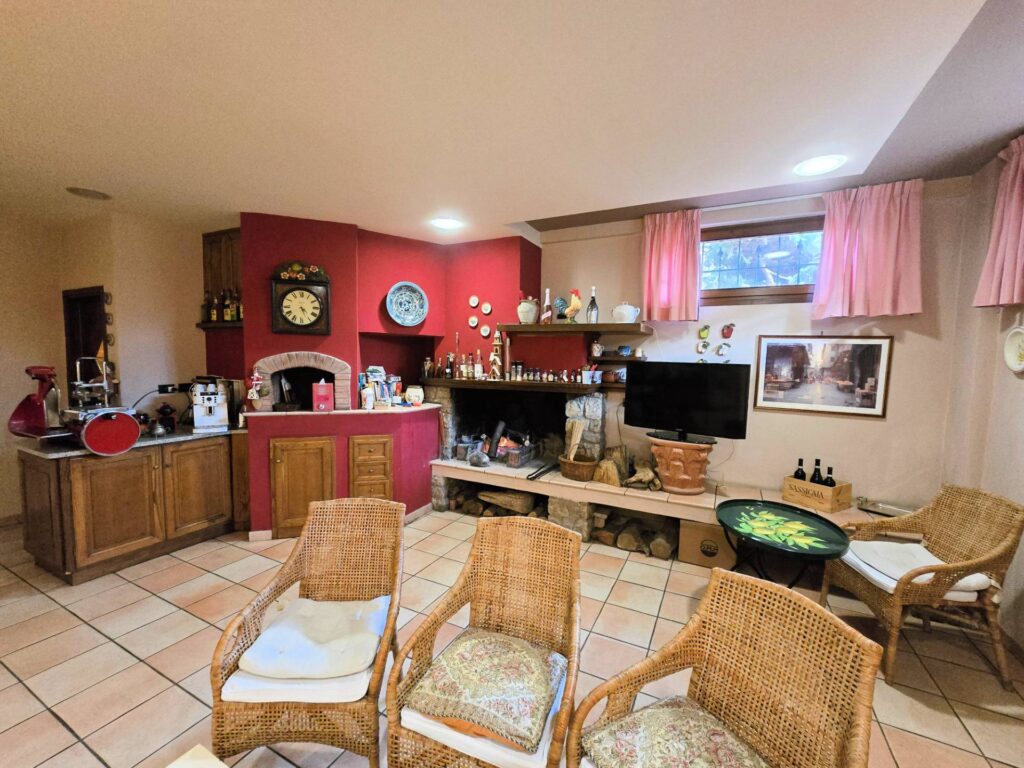 1689-Villa di ampia superficie divisa in due appartamenti con annessi giardino e piscina-Pistoia-30 Agenzia Immobiliare ASIP