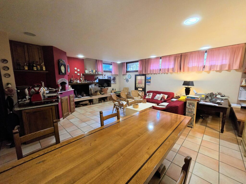 1689-Villa di ampia superficie divisa in due appartamenti con annessi giardino e piscina-Pistoia-29 Agenzia Immobiliare ASIP