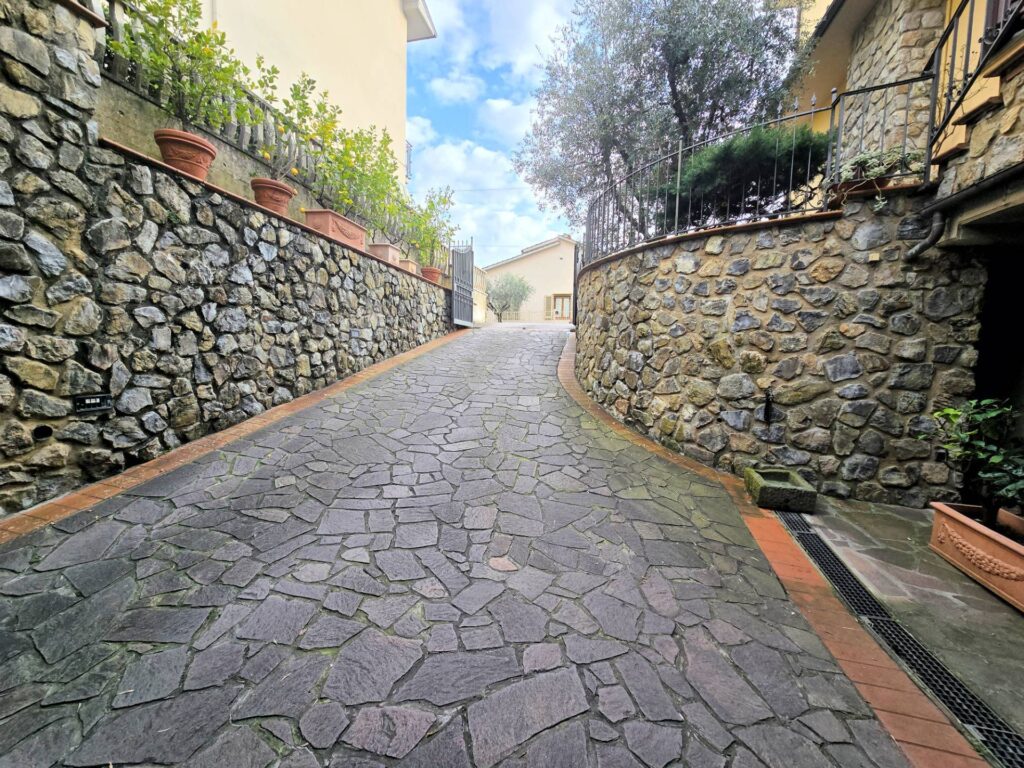 1689-Villa di ampia superficie divisa in due appartamenti con annessi giardino e piscina-Pistoia-37 Agenzia Immobiliare ASIP