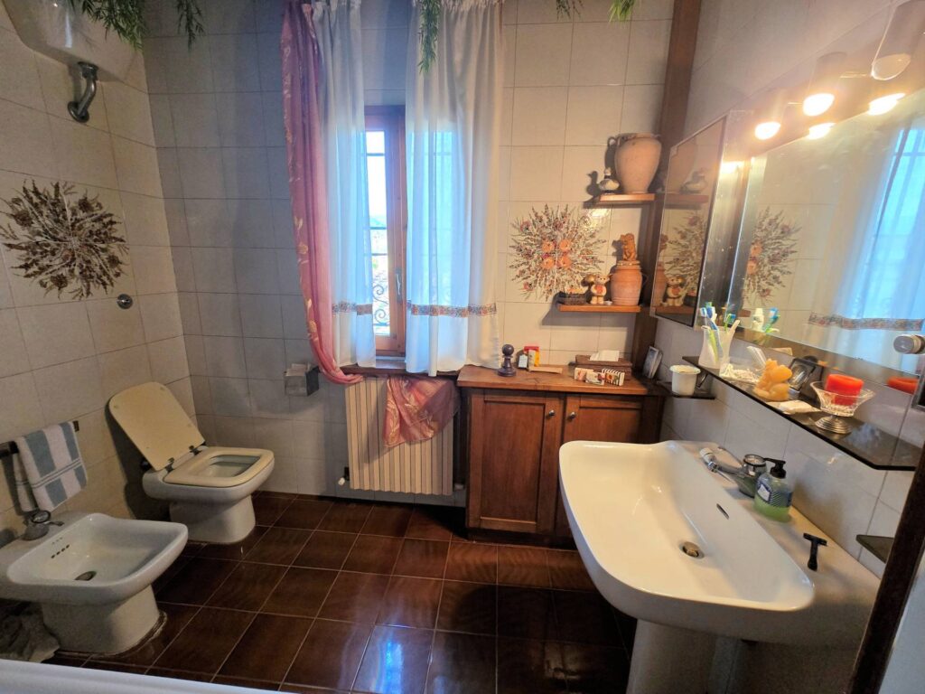 1689-Villa di ampia superficie divisa in due appartamenti con annessi giardino e piscina-Pistoia-43 Agenzia Immobiliare ASIP