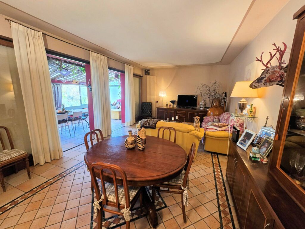 1689-Villa di ampia superficie divisa in due appartamenti con annessi giardino e piscina-Pistoia-20 Agenzia Immobiliare ASIP