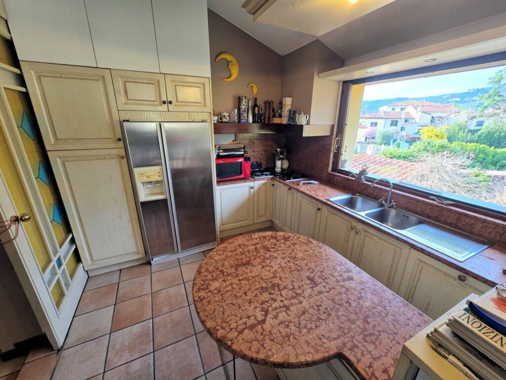 1689-Villa di ampia superficie divisa in due appartamenti con annessi giardino e piscina-Pistoia-25 Agenzia Immobiliare ASIP