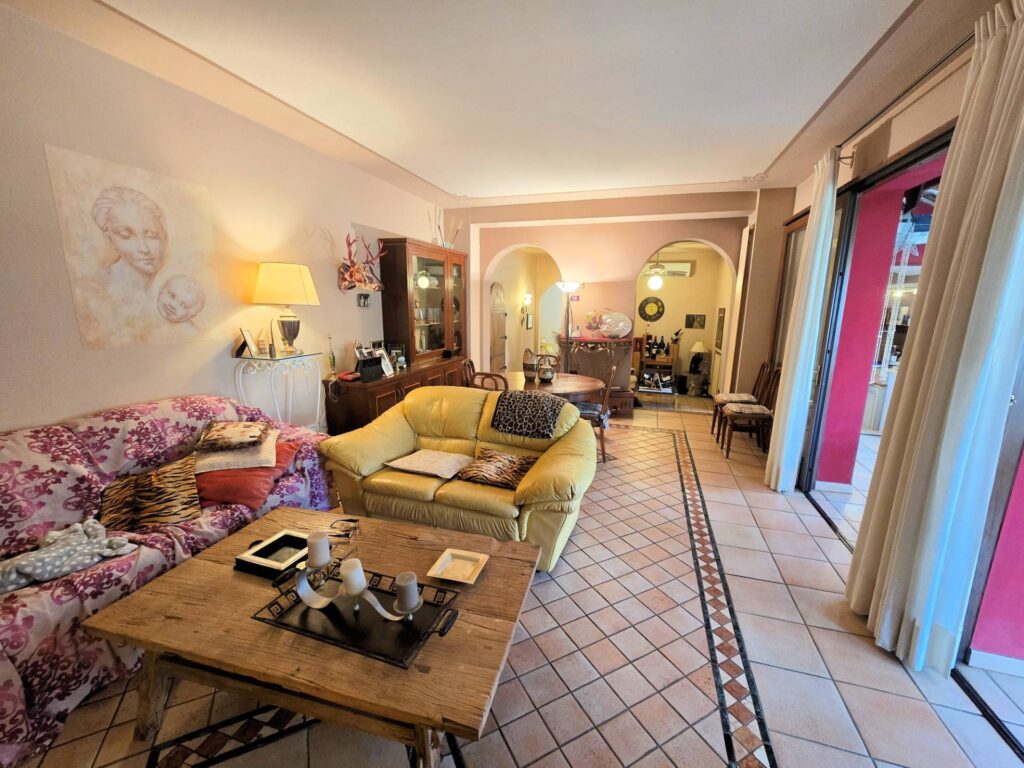 1689-Villa di ampia superficie divisa in due appartamenti con annessi giardino e piscina-Pistoia-13 Agenzia Immobiliare ASIP