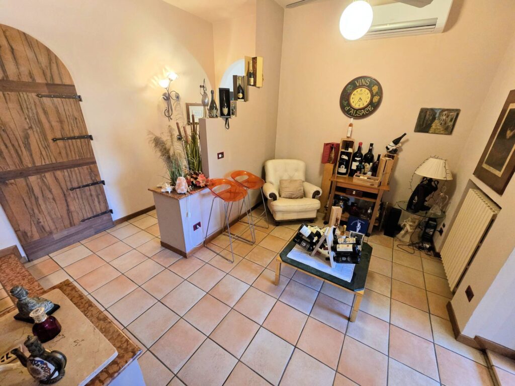 1689-Villa di ampia superficie divisa in due appartamenti con annessi giardino e piscina-Pistoia-21 Agenzia Immobiliare ASIP