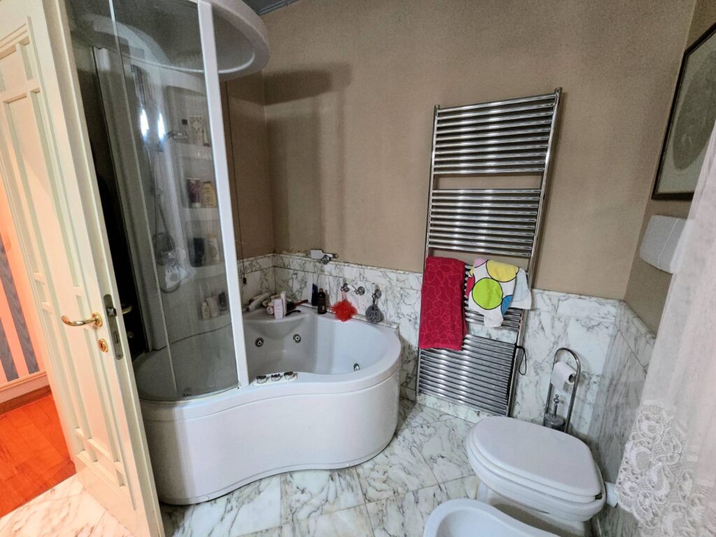 1689-Villa di ampia superficie divisa in due appartamenti con annessi giardino e piscina-Pistoia-41 Agenzia Immobiliare ASIP