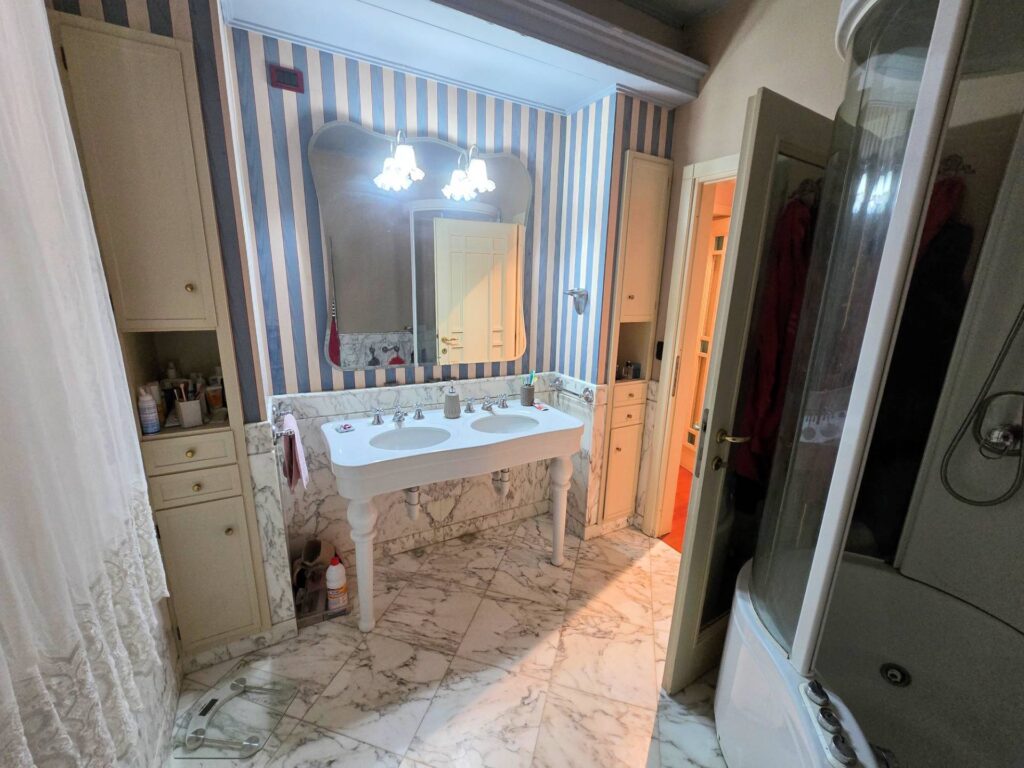 1689-Villa di ampia superficie divisa in due appartamenti con annessi giardino e piscina-Pistoia-38 Agenzia Immobiliare ASIP