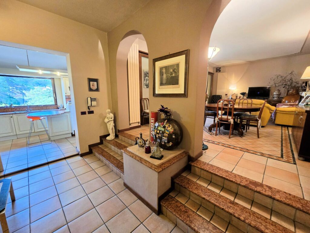 1689-Villa di ampia superficie divisa in due appartamenti con annessi giardino e piscina-Pistoia-23 Agenzia Immobiliare ASIP