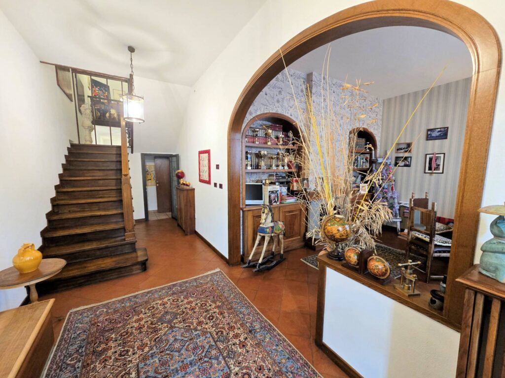 1689-Villa di ampia superficie divisa in due appartamenti con annessi giardino e piscina-Pistoia-19 Agenzia Immobiliare ASIP