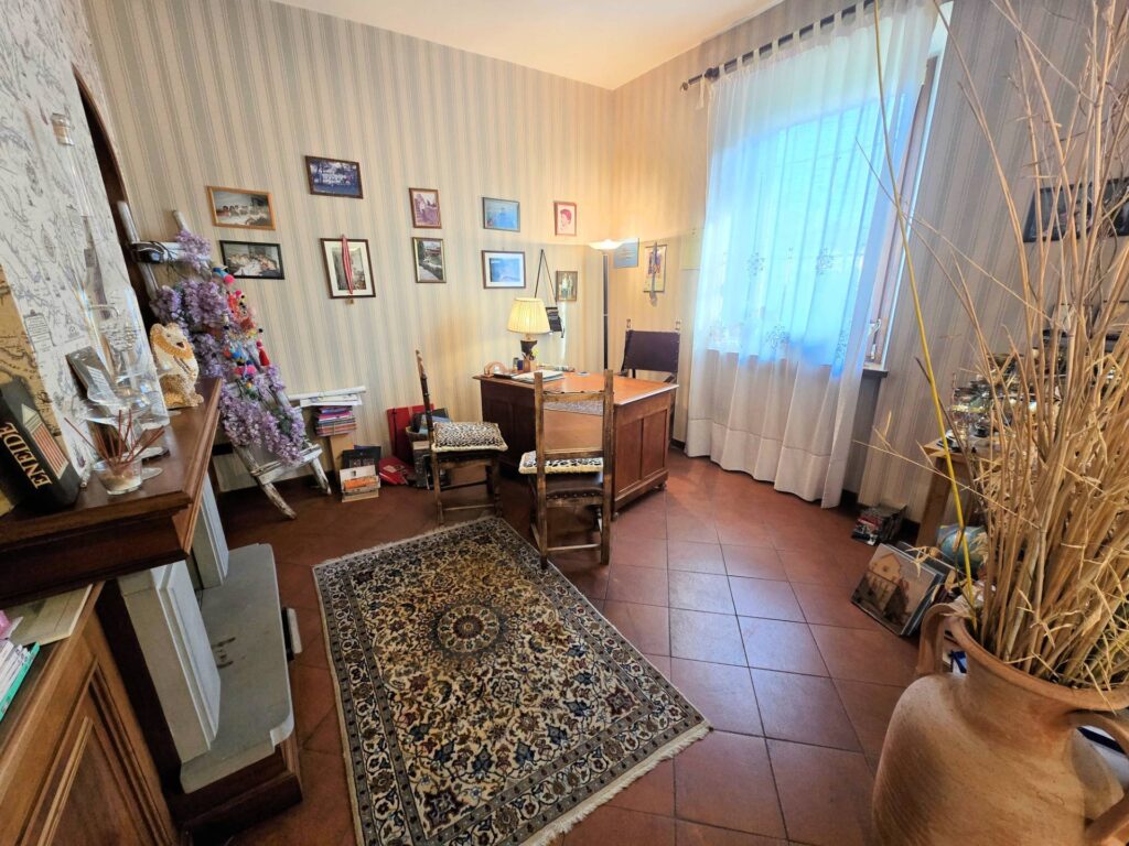 1689-Villa di ampia superficie divisa in due appartamenti con annessi giardino e piscina-Pistoia-27 Agenzia Immobiliare ASIP