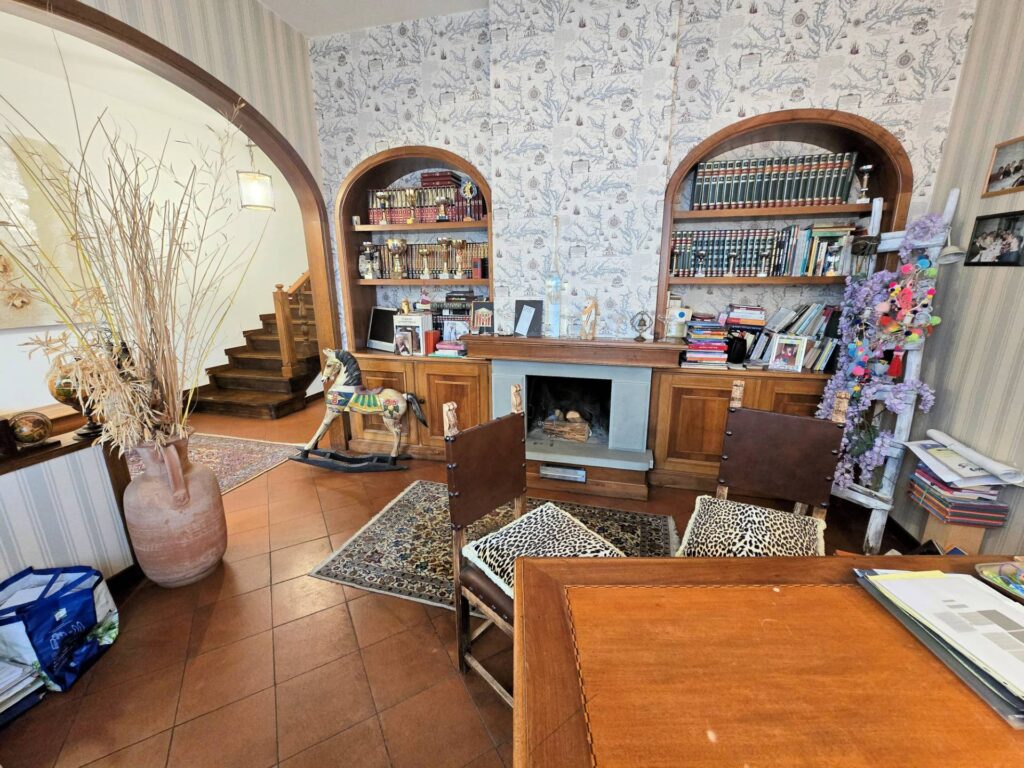 1689-Villa di ampia superficie divisa in due appartamenti con annessi giardino e piscina-Pistoia-18 Agenzia Immobiliare ASIP