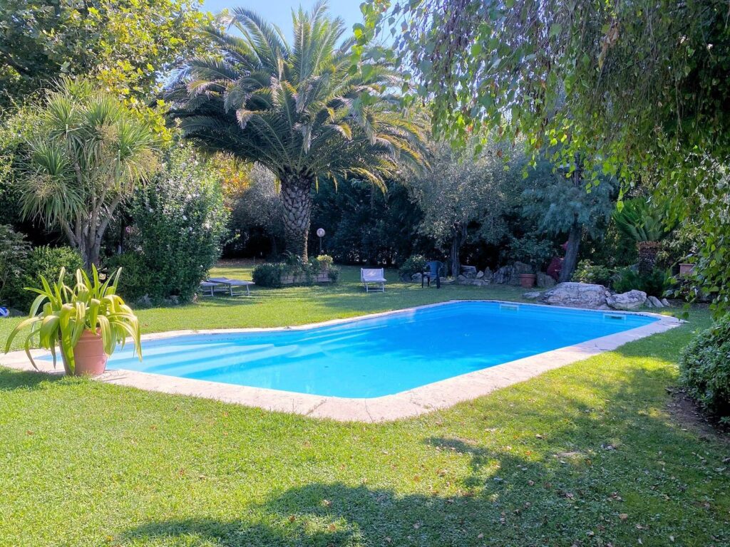 1689-Villa di ampia superficie divisa in due appartamenti con annessi giardino e piscina-Pistoia-9 Agenzia Immobiliare ASIP