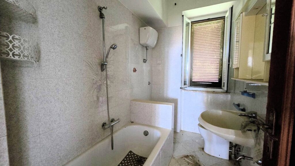 1613-Rustico di ampia superficie da ristrutturare con terreno-Roccastrada-25 Agenzia Immobiliare ASIP