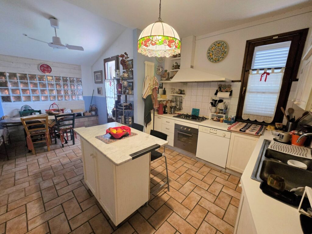 1692-Ampia porzione di villetta bifamiliare con giardino-Massa e Cozzile-9 Agenzia Immobiliare ASIP