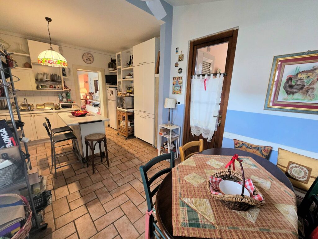 1692-Ampia porzione di villetta bifamiliare con giardino-Massa e Cozzile-8 Agenzia Immobiliare ASIP