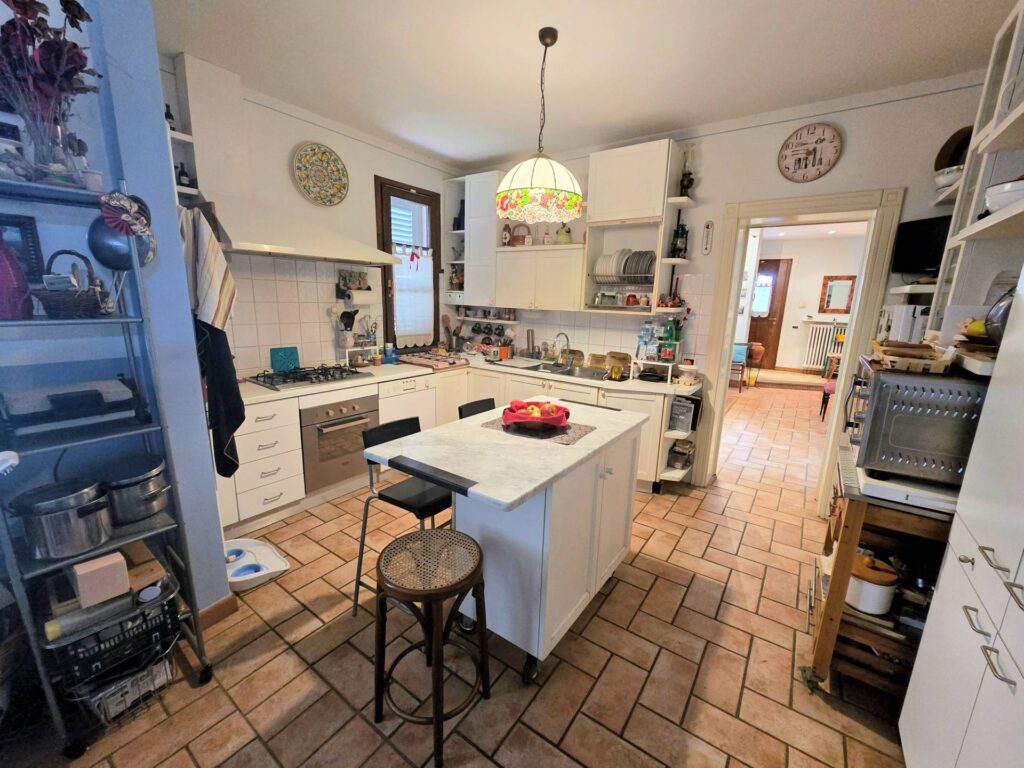 1692-Ampia porzione di villetta bifamiliare con giardino-Massa e Cozzile-7 Agenzia Immobiliare ASIP