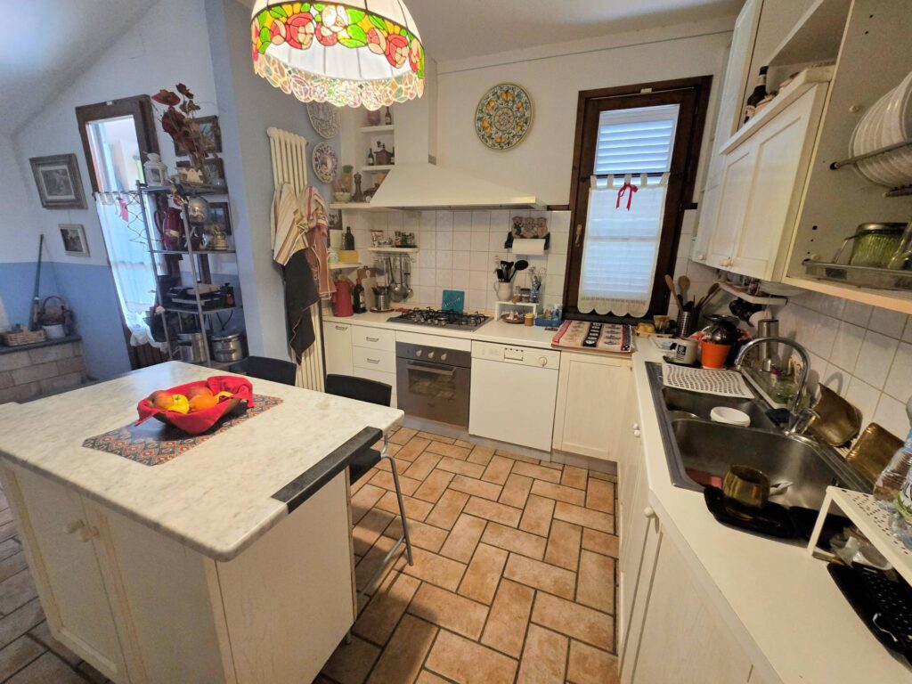 1692-Ampia porzione di villetta bifamiliare con giardino-Massa e Cozzile-11 Agenzia Immobiliare ASIP